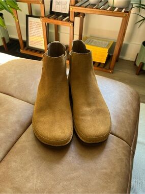 Women’s NEW Suede Chaco Chelsea Boots in Tan